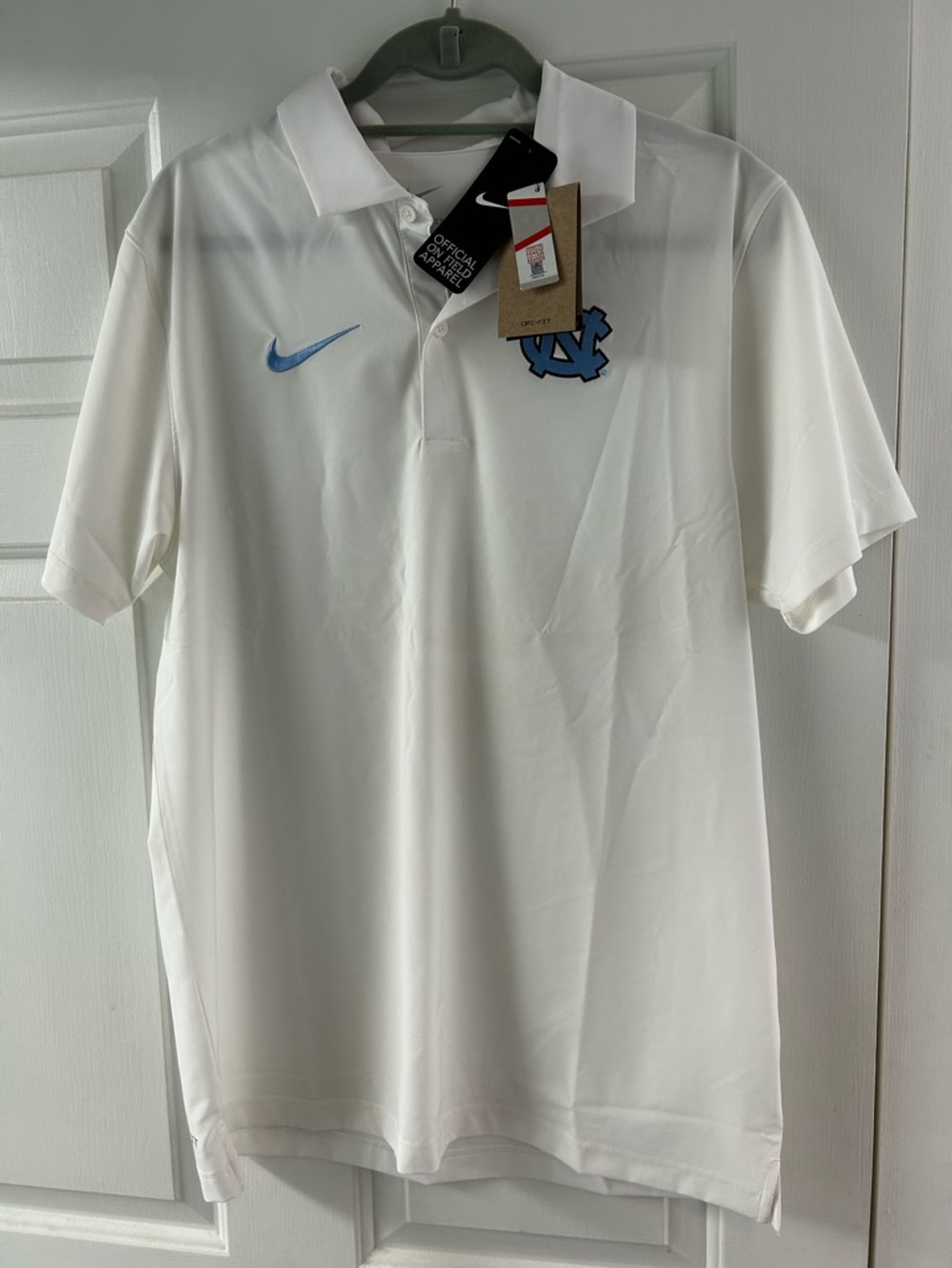 Brand New with Tags
Mens Nike Dri fit
Medium UNC shirt in